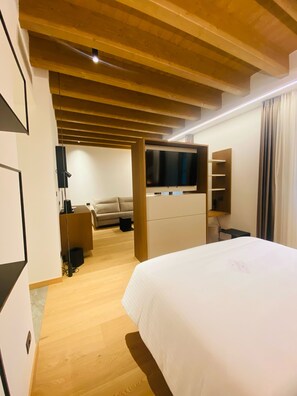 Junior Suite, Balcony | Down duvets, Tempur-Pedic beds, minibar, in-room safe - Wine Hotel San Carlo - Relais & SPA (Chiuro)
