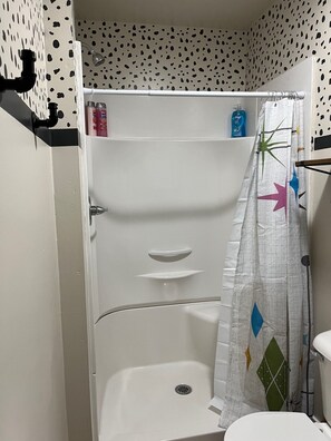 Een douche, een haardroger, handdoeken, zeep
