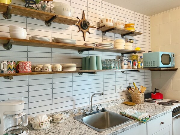 Private kitchen - MIDMOD ON SIXTH - Fun retro house downtown! (Hays)