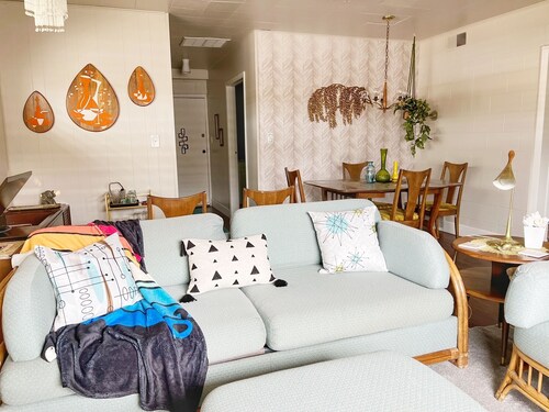 MIDMOD ON SIXTH - Fun retro house downtown!