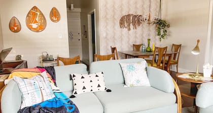 MIDMOD ON SIXTH - Fun retro house downtown!