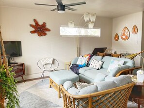 Living area - MIDMOD ON SIXTH - Fun retro house downtown! (Hays)