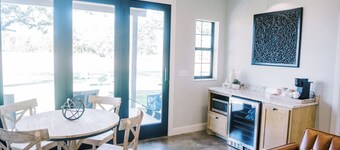The Pearl / Casita #8 - Private Porch, Luxury, Country Feels, Walk to Wineries