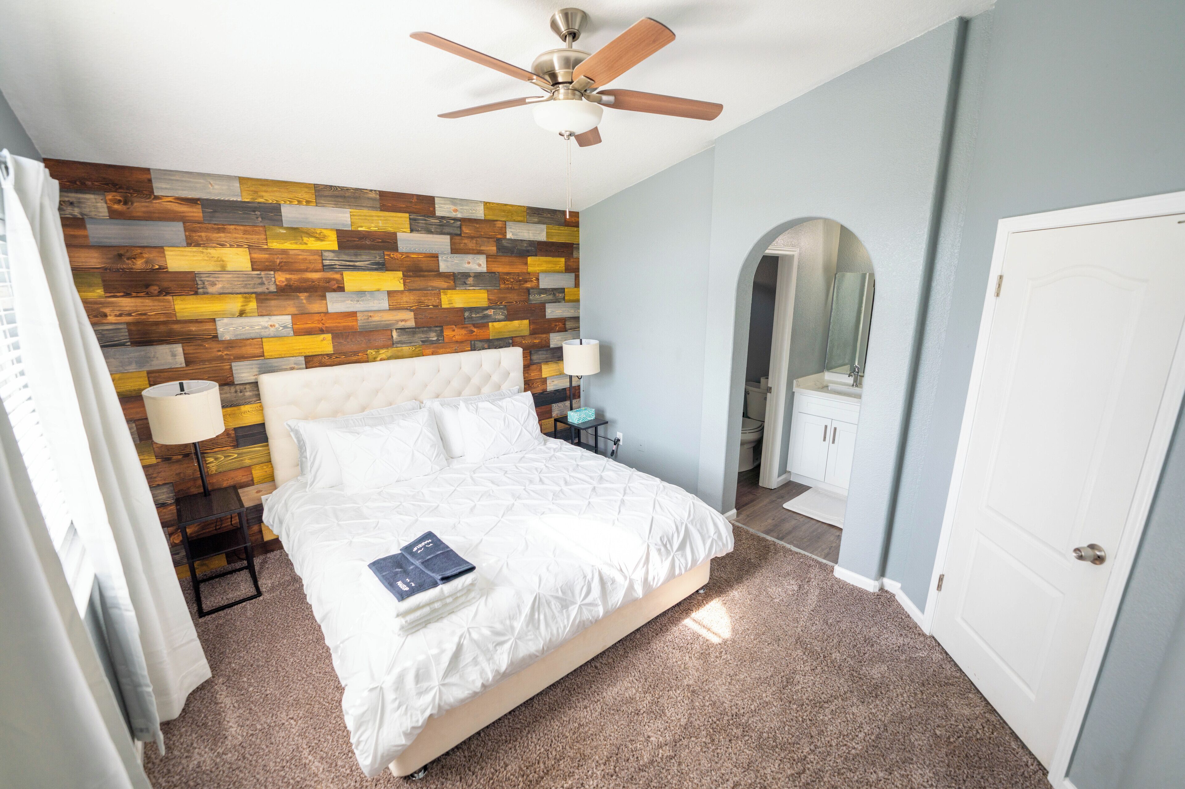 Lux Remodeled - 75" TV - Cozy King/Queen Beds