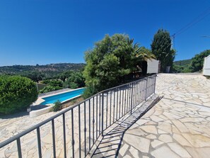 Een buitenzwembad en een verwarmd zwembad