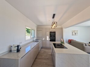 Een koelkast, een microgolfoven, een oven, een kookplaat