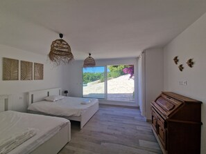 3 slaapkamers, een strijkplank/strijkijzer, gratis wifi, beddengoed