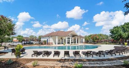 Cozy 1-bedroom apartment with WiFi, fitness room in enchanting San Antonio