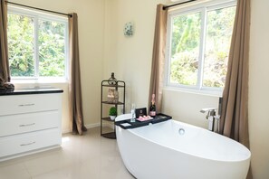 Ducha, secador de pelo, toallas y jabón