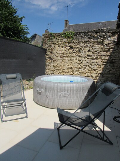 Charming cottage with jacuzzi