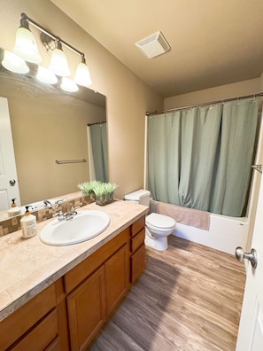 シャワー、ヘアドライヤー、タオル、石鹸