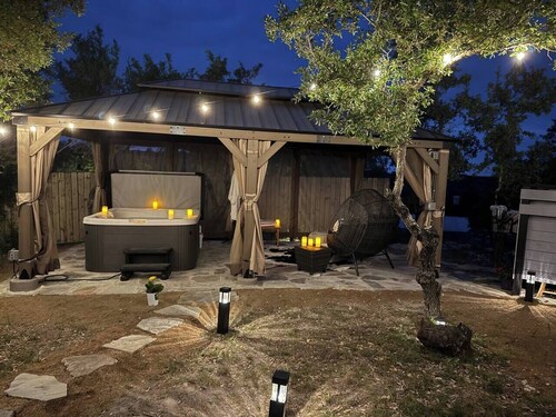 Luxury Yurt • Hot Tub • 28 Acres