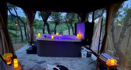 Hill Country Yurt | Hot Tub Fast WiFi Near Austin