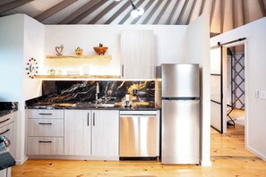 Frigorífico, microondas, horno y placa de cocina