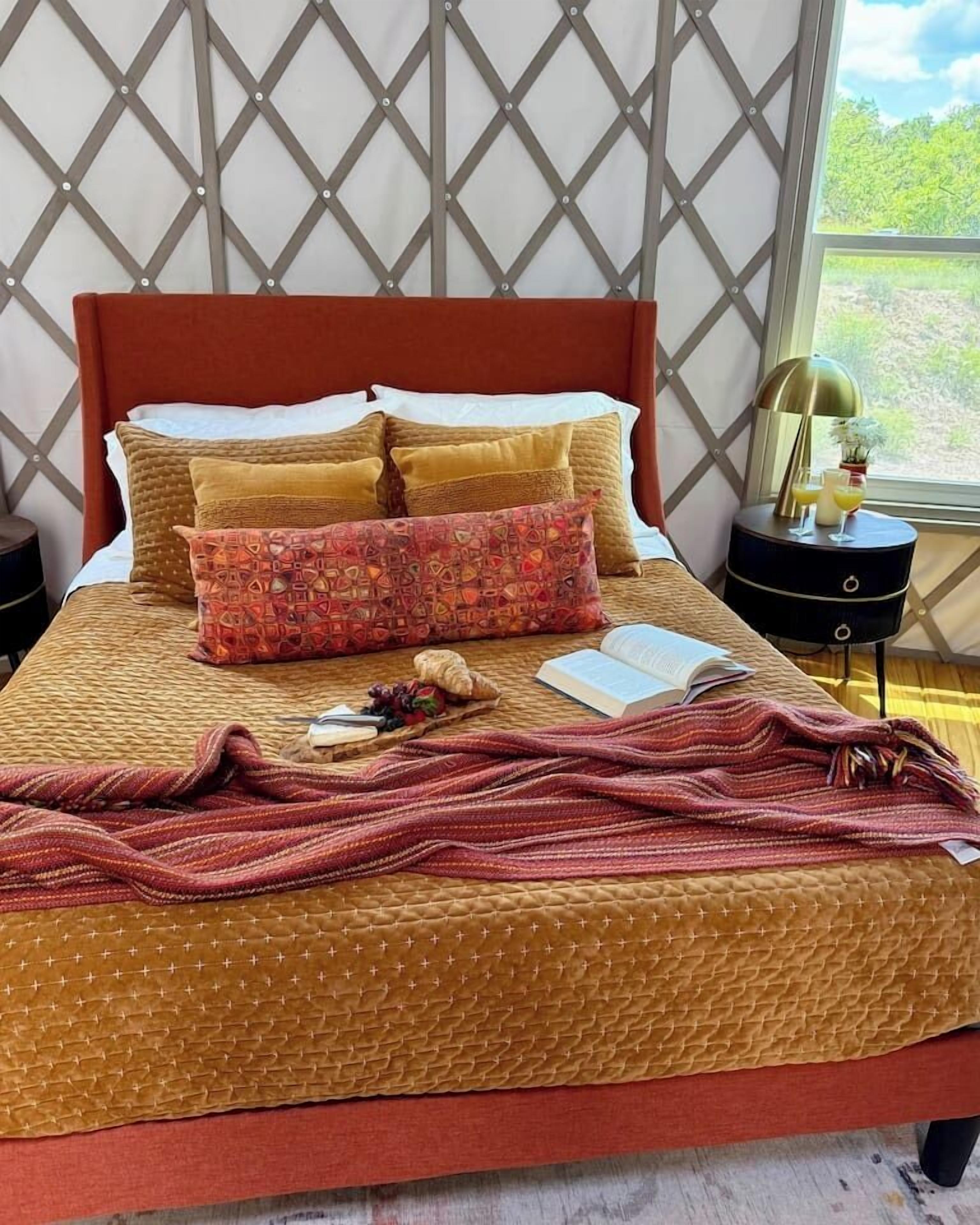 1 slaapkamer, een bureau, een strijkplank/strijkijzer, reisbedje