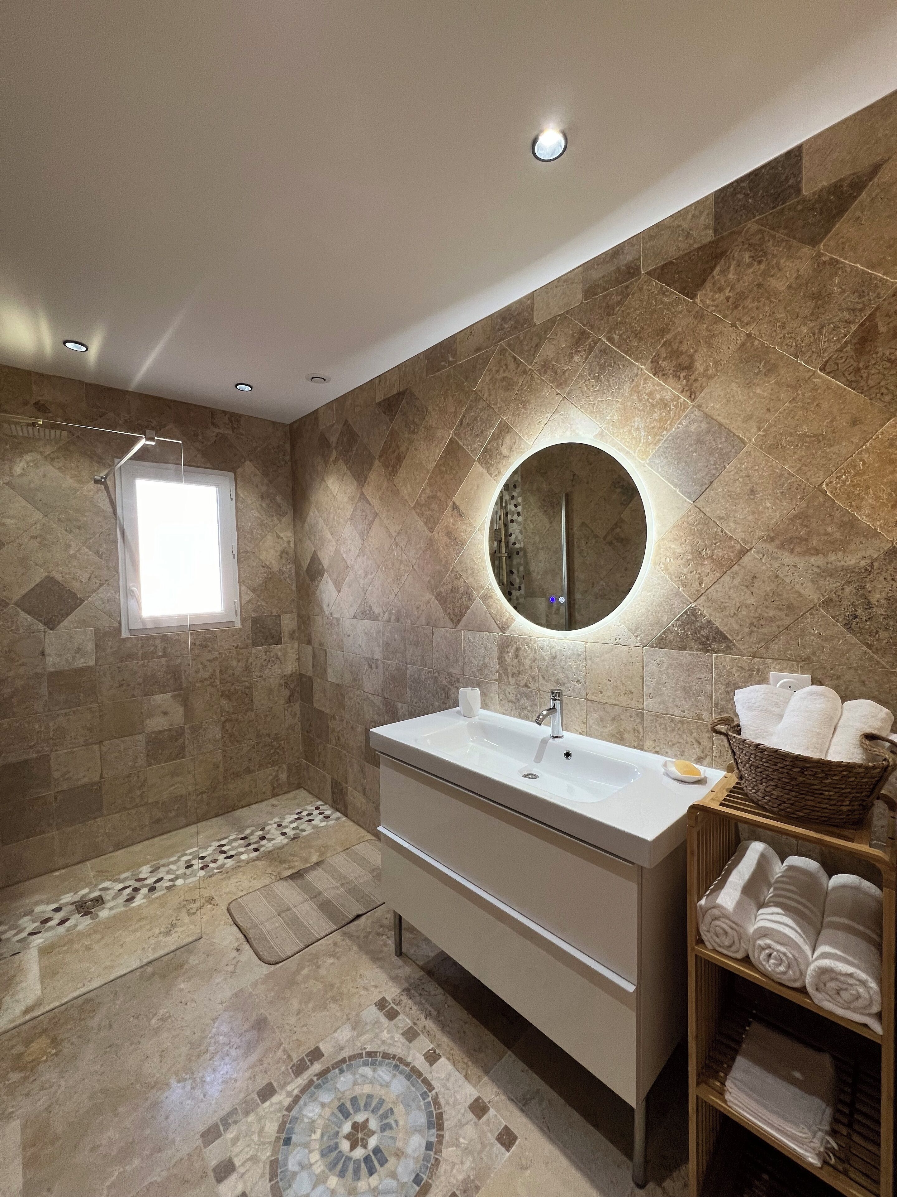 Douche, serviettes fournies, savon, shampoing