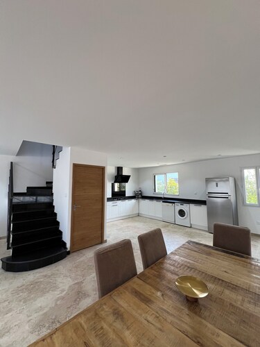 Villa Sous l'Olivier de Provence. Modern, family-friendly, and close to Avignon.