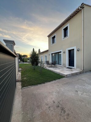 Terrace/patio - Villa Sous l'Olivier de Provence. Modern, family-friendly, and close to Avignon. (Morières-lès-Avignon)