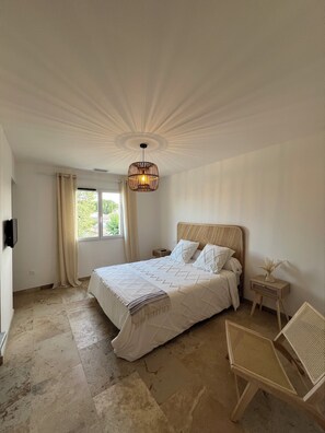 3 bedrooms, iron/ironing board, travel crib, free WiFi - Villa Sous l'Olivier de Provence. Modern, family-friendly, and close to Avignon. (Morières-lès-Avignon)