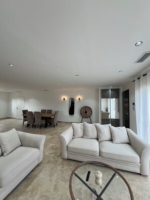 Interior - Villa Sous l'Olivier de Provence. Modern, family-friendly, and close to Avignon. (Morières-lès-Avignon)