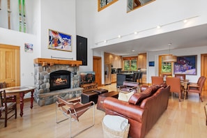 Télévision, cheminée, livres