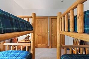 4 habitaciones, escritorio y tabla de planchar con plancha