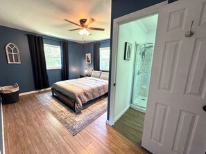 5 habitaciones, escritorio, tabla de planchar con plancha y wifi