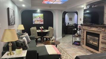 Smart TV, lareira, livros