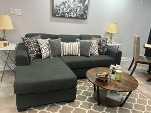 TV connectée, cheminée, livres