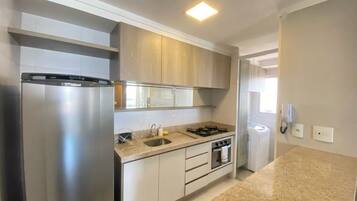 Geladeira, micro-ondas, fogão, cooktop