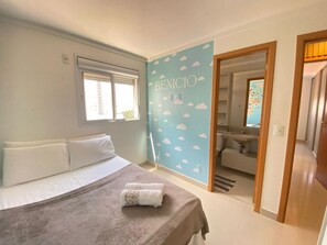 2 habitaciones, tabla de planchar con plancha, cuna de viaje y wifi 