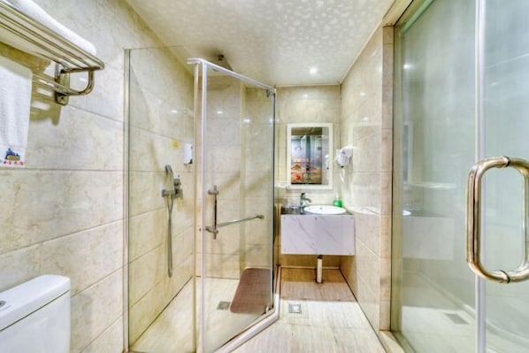 A modern bathroom with a glass-enclosed shower, a white sink, and a marble-tiled floor. - Chuangejia Yuerongzhuang Hotel (Yongkang East Bus Station Exhibition Center) (Yongkang)