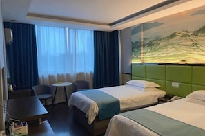 A hotel room with two beds, a desk, a chair, and a small table. - Chuangejia Yuerongzhuang Hotel (Yongkang East Bus Station Exhibition Center) (Yongkang)