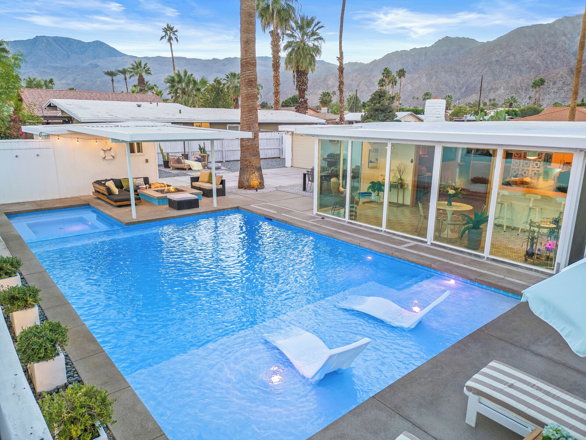 Una piscina al aire libre, una piscina climatizada