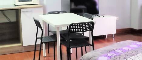 1 makuuhuone, silitysrauta/-lauta, vuodevaatteet