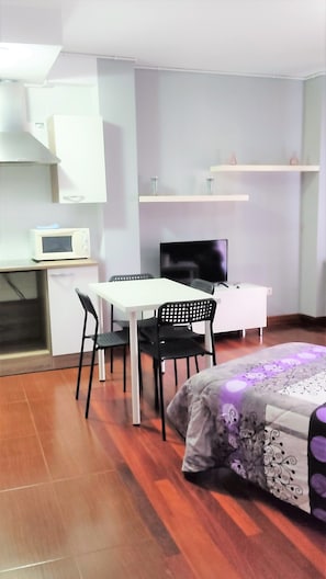 1 camera, ferro/asse da stiro, lenzuola