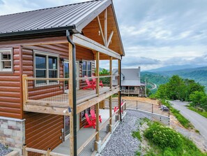 Exterior - Location Location, Close to Attractions, Views (Gatlinburg)