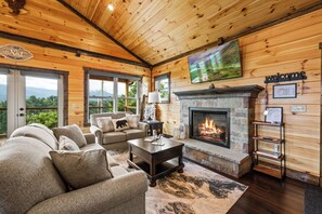 Una Smart TV, una chimenea, un futbolín, libros