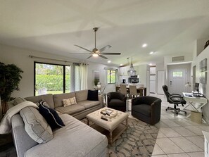 电视、办公室、电脑显示器