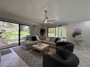 Una televisión, una oficina, una pantalla de ordenador