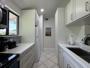 Frigorífico, microondas, horno y placa de cocina