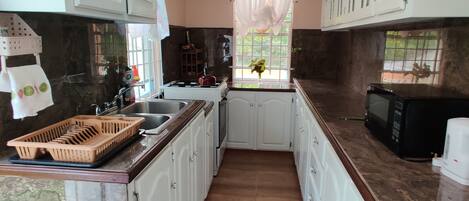 Kjøleskap, mikrobølgeovn, ovn og kokeplater