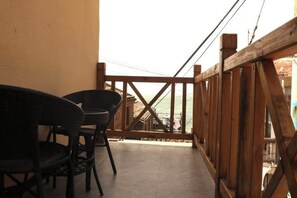 A balcony with two chairs and a wooden railing. - Zhoushan Dongji Yanduo Homestay (Dongfushan Branch) (Zhoushan)
