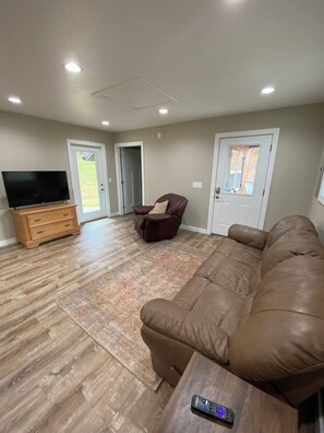 Smart TV - NEWLY Remodeled Private 2-bedroom mountain house in beautiful Murphy (Murphy)