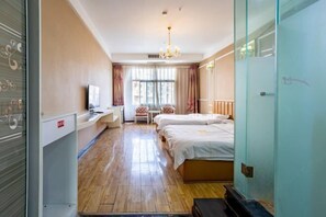 A hotel room with a wooden floor, a bed, a desk, a chair, and a TV. - Concept hotel (Ziyang)