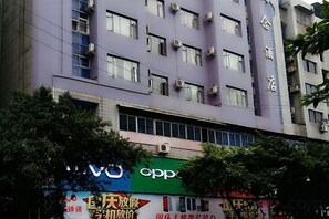 A multi-story building with signage for 'Vivo' and 'OPP'. - Concept hotel (Ziyang)