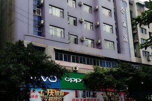 Un edificio de varios pisos con letreros que indican 'Vivo' y 'OPP'.