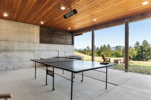 Games room - Modern Chalet ADU with Hot Tub, Fire Pit & EV Charger (Sequim)