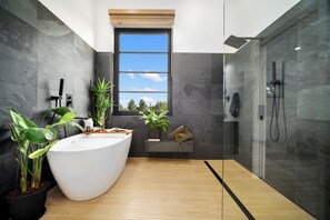 シャワー、ヘアドライヤー、タオル