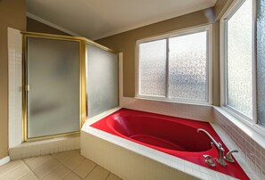Douche, sĂšche-cheveux, serviettes fournies, savon